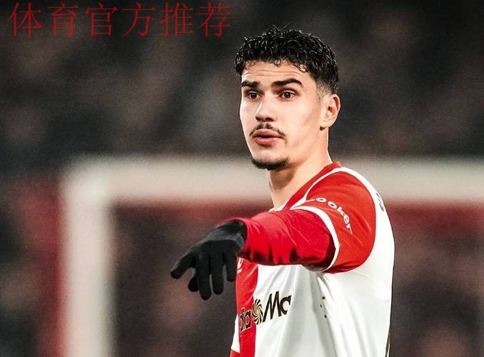 3万人见证！42岁范佩西执教 19岁儿子首秀：1米86踢中锋